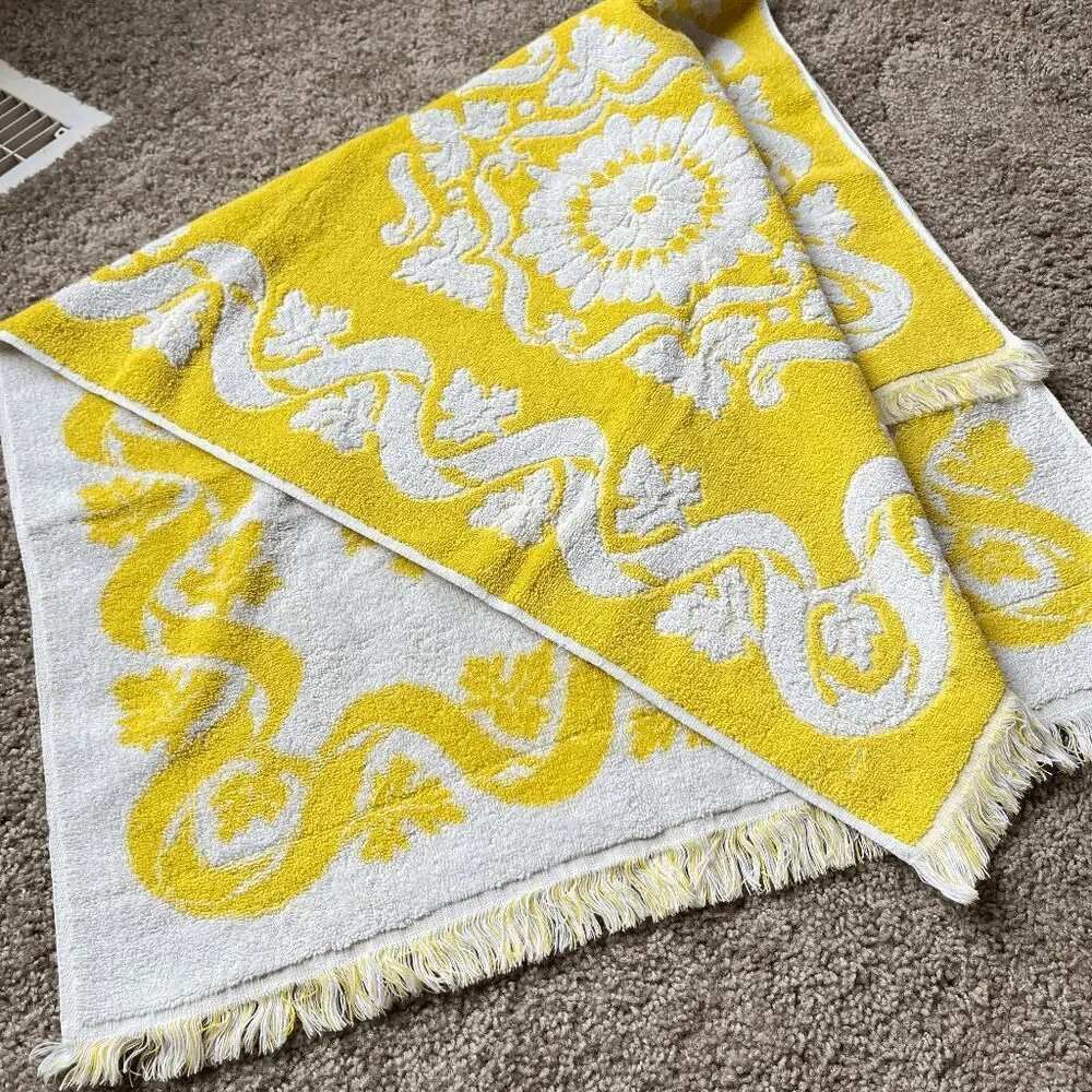 VTG St Mary’s Yellow White Medallion Terry Bath Towel Fringe 42x24 USA